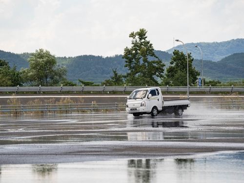 자동차 검사 진행 모습