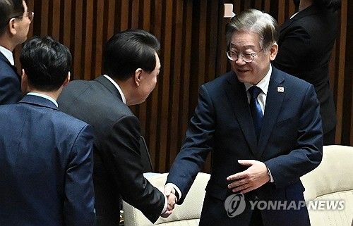 악수하는 윤석열 대통령과 이재명 대표