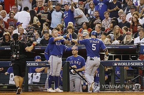 홈런 치고 더그아웃으로 들어오는 시거