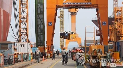 경남 거제시 대우조선해양 본사에서 중장비가 이동하는 모습