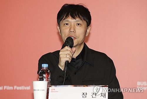 인사말하는 장건재 감독