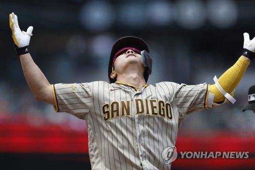 시즌 6호 홈런 터뜨린 뒤 환호하는 김하성