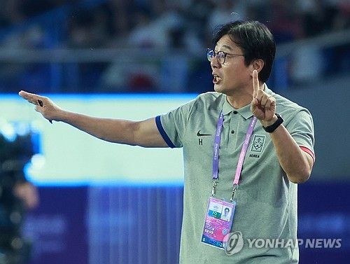 작전 지시하는 황선홍 감독