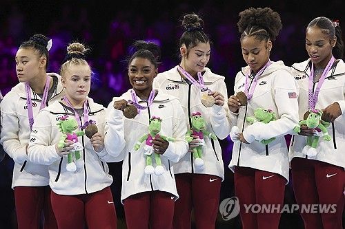 세계체조선수권대회에서 20번째 금메달 획득한 바일스(왼쪽에서 세 번째)