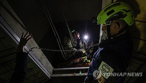 철야 구조 시연하는 해외긴급구호대