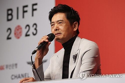 질문에 답하는 주윤발