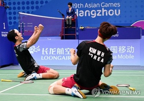 '대역전승' 8강 진출 환호하는 배드민턴 최솔규-김원호