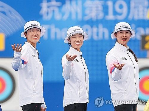 금메달 세리머니 하는 한국 궁사들