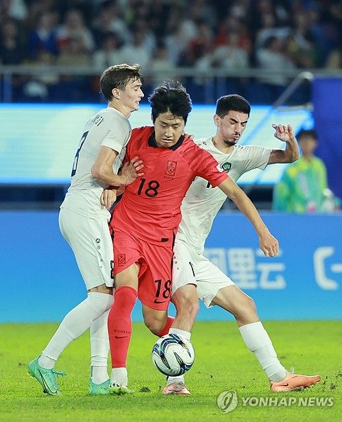 드리블하는 이강인