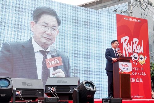 지난 5월 열린 레드로드 페스티벌 개막식에서 인사하는 박강수 구청장