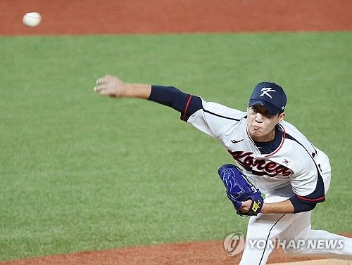 홍콩전 선발 원태인 역투