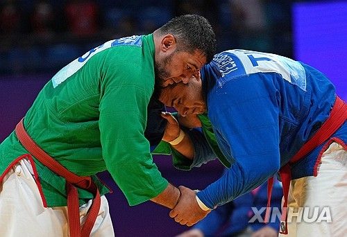 도핑 테스트에서 양성 반응 보인 테예노프(오른쪽)