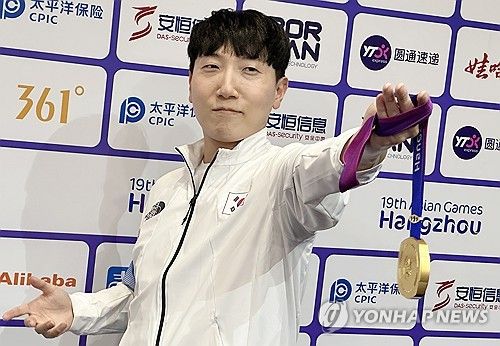 금메달 들어보이는 김관우