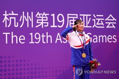 금메달 딴 뒤 경례하는 북한 복서 방철미