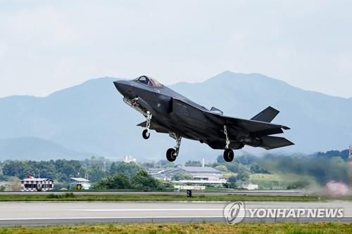 우리 군 전략자산 F-35A 전투기 이륙 장면