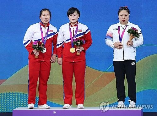 기념촬영하는 남과 북