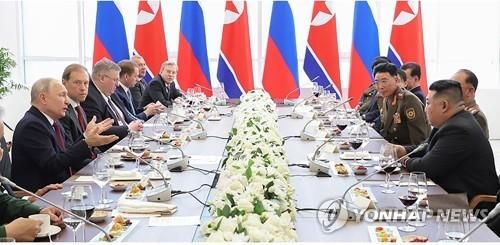 9월13일 정상회담후 만찬하는 김정은과 푸틴