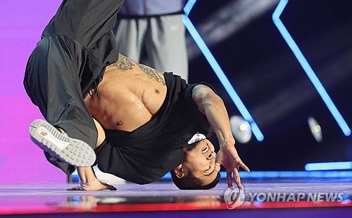 준결승 연기 펼치는 홍텐