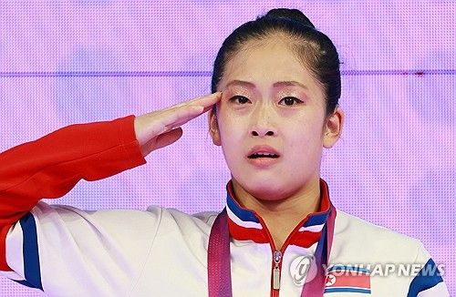 금메달 따고 눈물 글썽이며 국가 부르는 북한 기계체조 안창옥