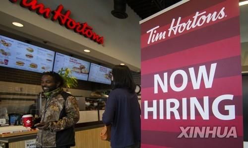 토론토 시내 상가의 구인 광고판 [신화=연합뉴스]