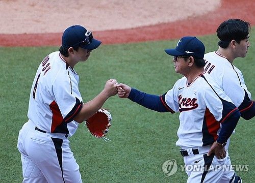 노시환 격려하는 류중일 감독