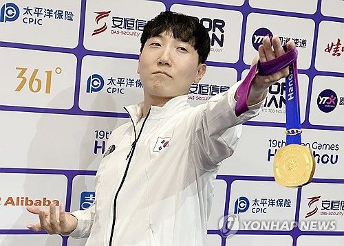 금메달 들어보이는 김관우