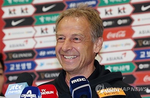 '한국 귀국' 미소짓는 클린스만 감독