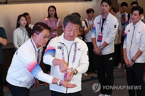 지방 태우는 최윤 선수단장