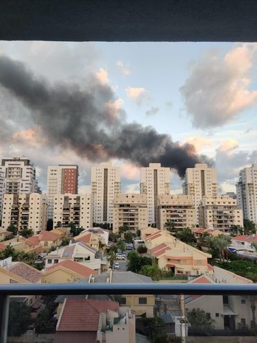 하마스가 쏜 로켓 포탄이 떨어져 불꽃과 연기가 피어오르는 이스라엘 남부 아슈켈론