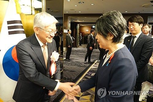 국경일 행사서 악수하는 윤덕민 주일 한국대사와 가미카와 일본 외무상