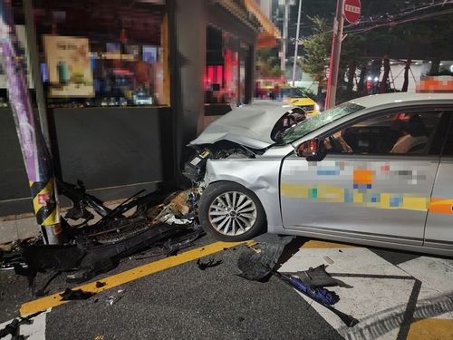 부산서 건물 외벽 들이받은 택시