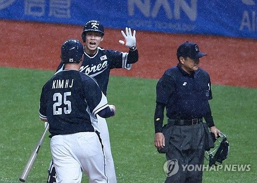 상대 폭투로 홈 밟은 김형준