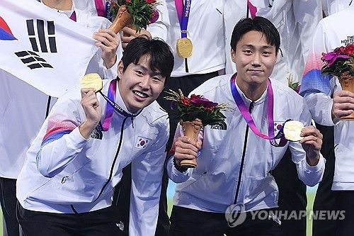 금메달 든 이강인-백승호