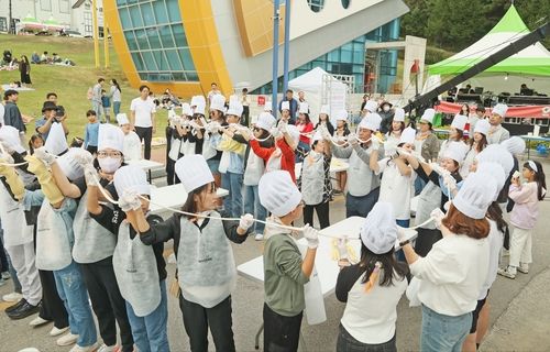 치즈 체험하는 관광객들