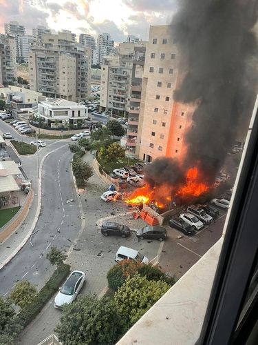 하마스가 쏜 로켓 포탄이 떨어져 불꽃과 연기가 피어오르는 이스라엘 남부 아슈켈론