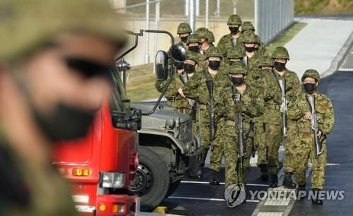 오키나와 이시가키섬 기지에서 이동하는 자위관들