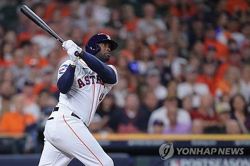 홈런 2개를 몰아친 휴스턴 요르단 알바레스