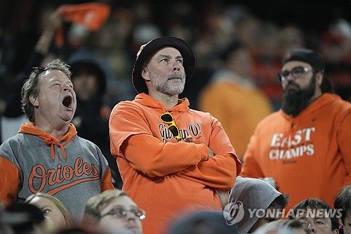 실망감을 숨기지 못하고 경기를 지켜보는 볼티모어 팬