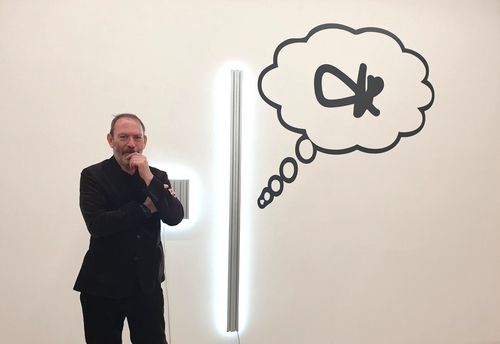 (서울=연합뉴스) 황희경 기자 = 영국의 설치미술가 리암 길릭이 지난 6일 서울 한남동 갤러리바톤에서 시작된 개인전에서 작품 앞에서 포즈를 취하고 있다. 2023.10.9. zitrone@yna.co.kr