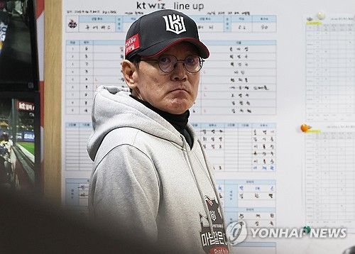 굳은 표정의 이강철 감독