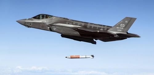 F-35 전투기에서 B-61 계열 폭탄을 투하하는 모습 