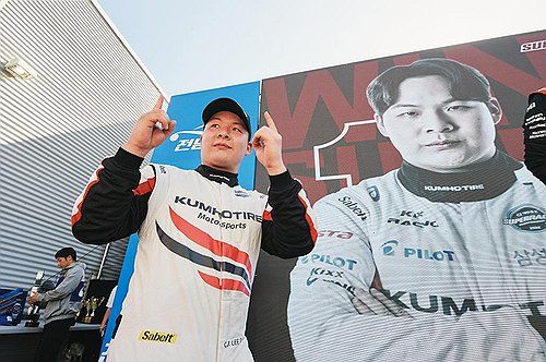 슈퍼 6000 클래스 6라운드에서 우승한 이찬준