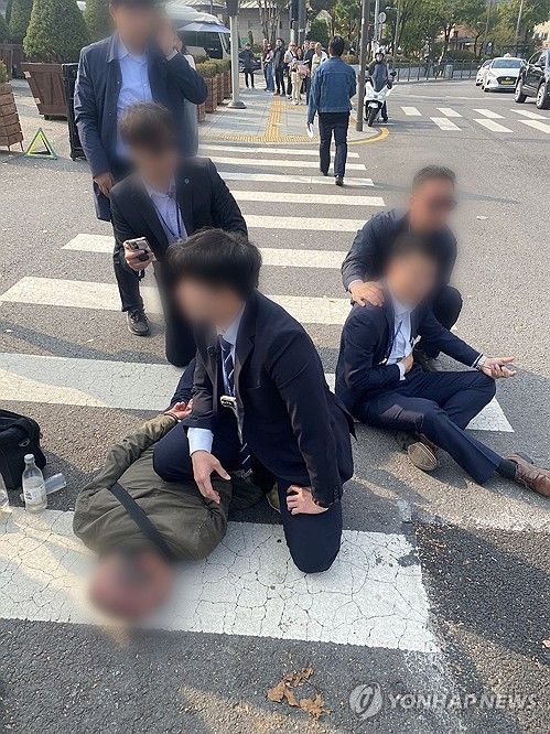 용산 대통령실 외곽 근무 경찰관 2명 흉기피습
