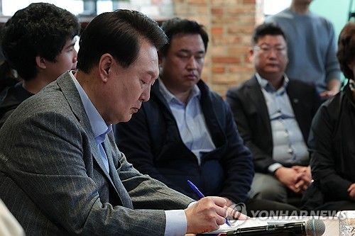 국민 발언 메모하는 윤석열 대통령