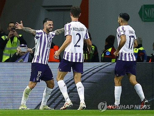 선제골 넣고 기뻐하는 툴루즈의 아론 된눔(왼쪽)