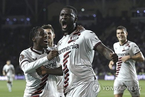 결승 골 터뜨리고 환호하는 레버쿠젠의 빅터 보니페이스