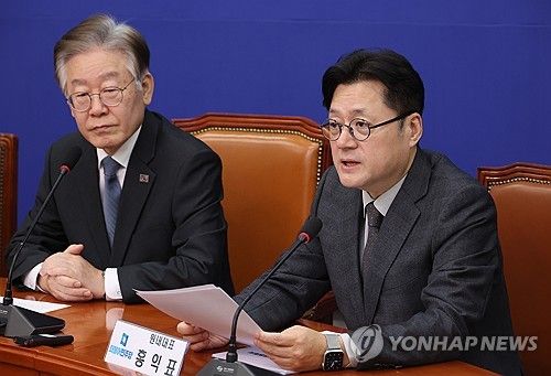 발언하는 홍익표 원내대표