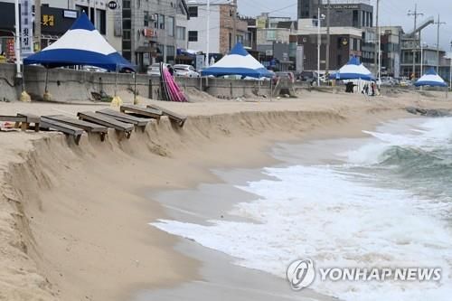 해안침식으로 위태로운 해수욕장 편의시설.[연합뉴스 자료 사진]