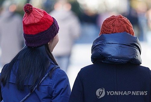 추워진 날씨에 모자 쓴 시민들