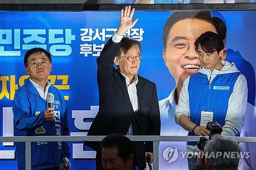 손 흔드는 이재명 대표